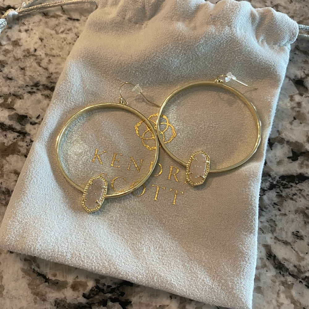KENDRA SCOTT Elora Earrings in gold with platinum drusy stones.